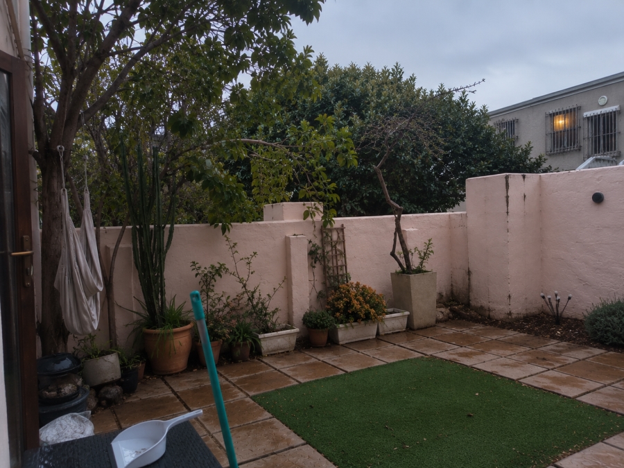 To Let 1 Bedroom Property for Rent in Vredehoek Western Cape